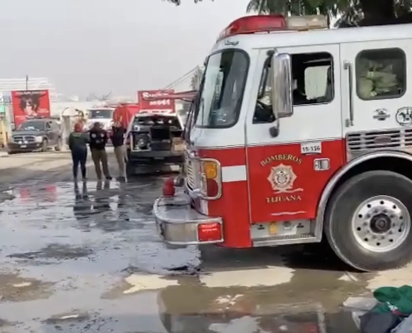 Se incendió bodega a un costado de la clínica 20 del IMSS en Tijuana